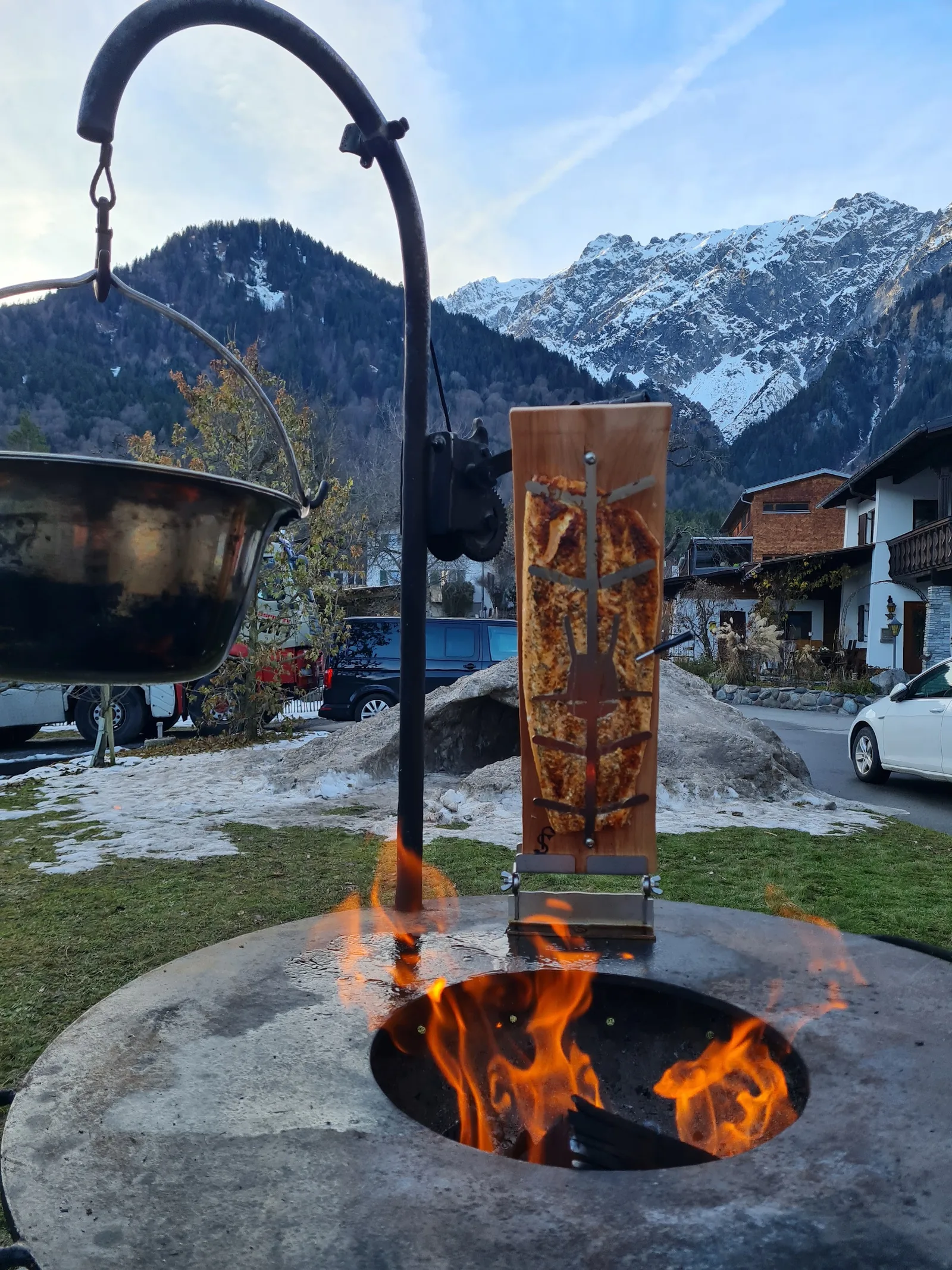 Raclette am offenen Feuer mit Blick auf die Berge