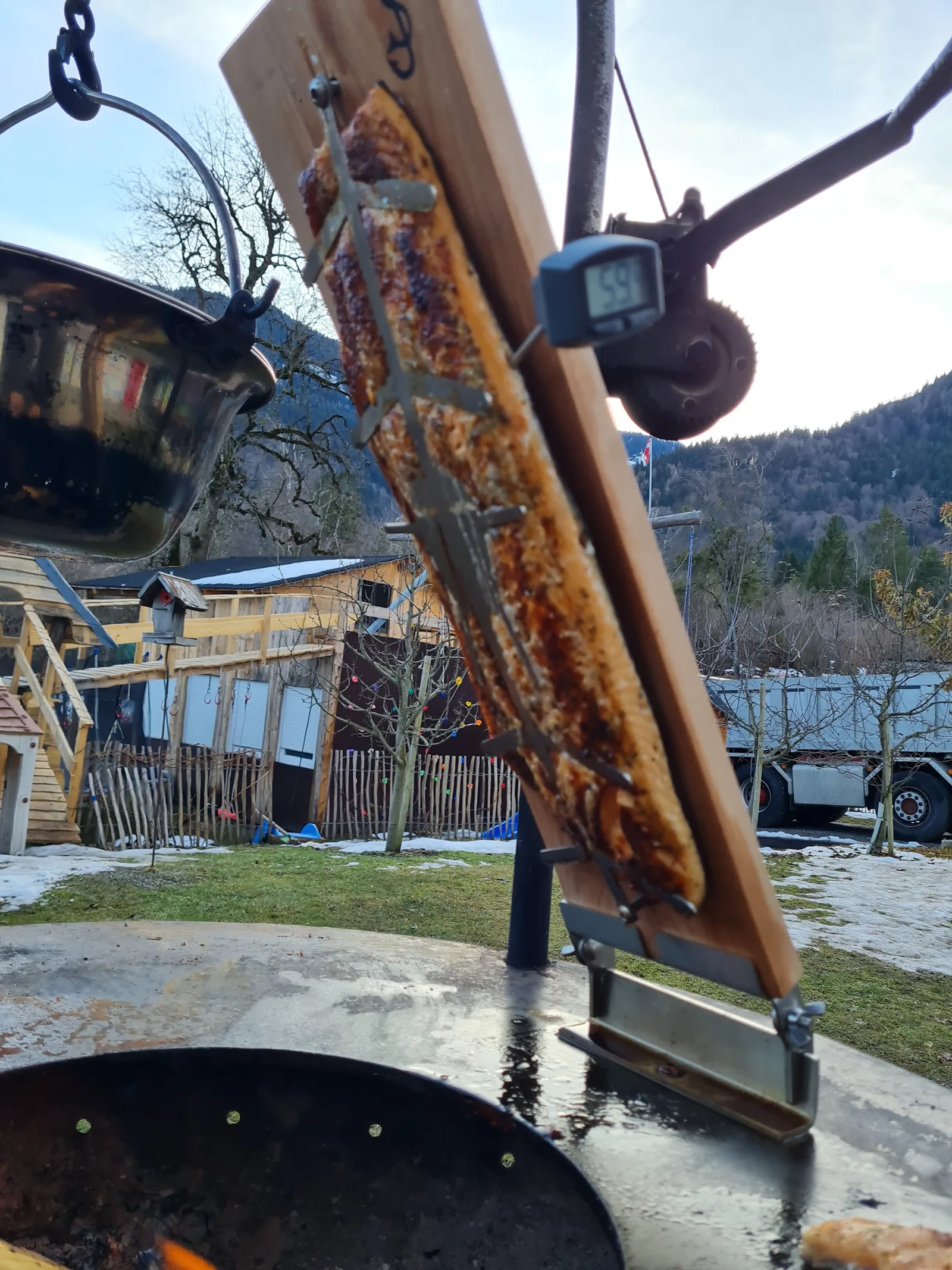 Raclette-Gerät im Garten von Apartment Marent