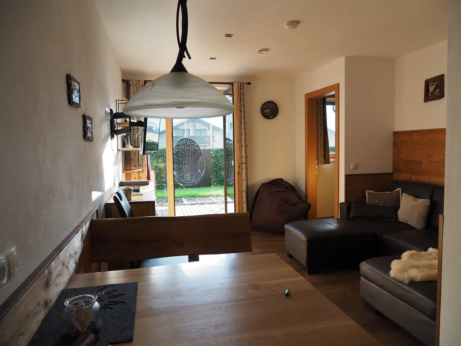 Wohn- und Essraum eines Appartements mit Blick in den Garten