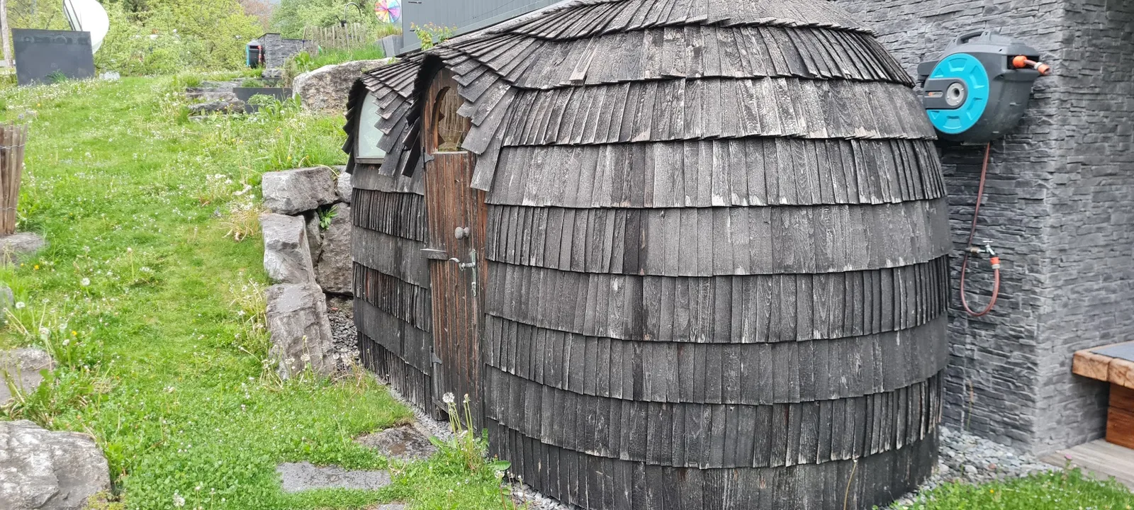 Hölzerne Iglu-Außensauna im Garten